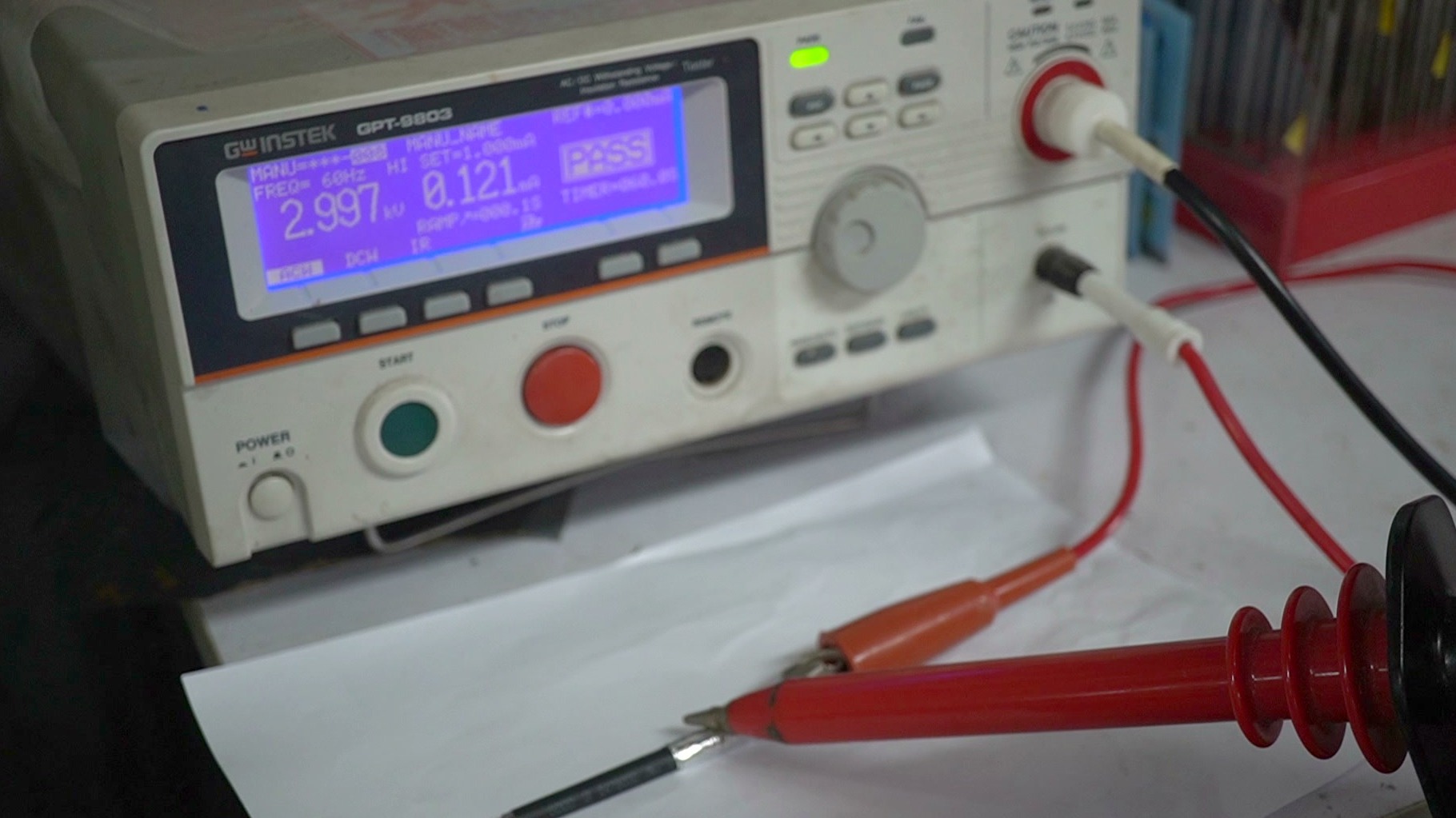 Good Gi社内試験室での耐電圧試験の様子
