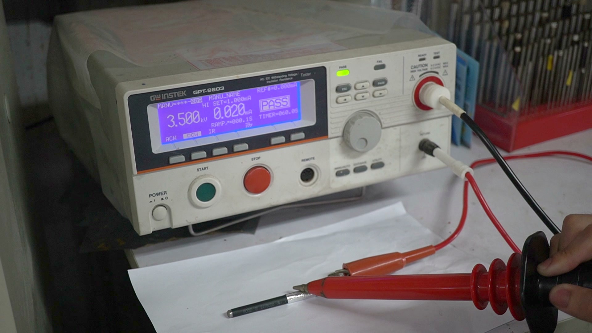 Good Gi社内試験室での交直流耐電圧試験の様子
