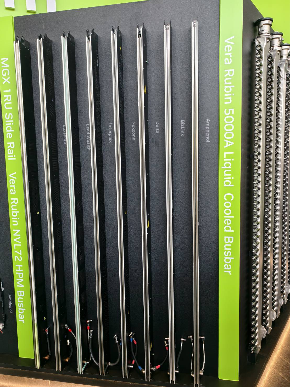 Vera Rubin NVL72 HPMバスバーと5000A液冷バスバーの展示